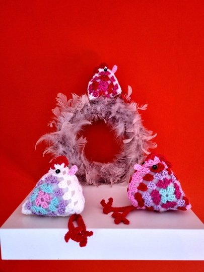 Freebook Häkelanleitung „Granny Chicka“ – süßes Granny-Square-Huhn