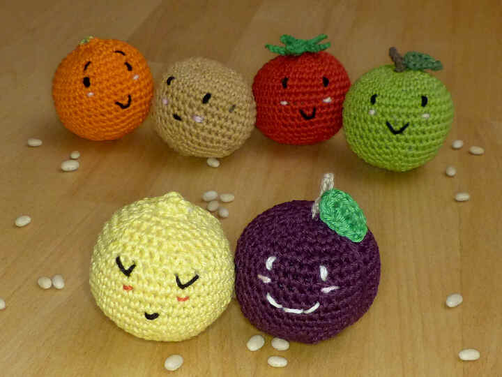 Crochet pattern fruit juggling balls
