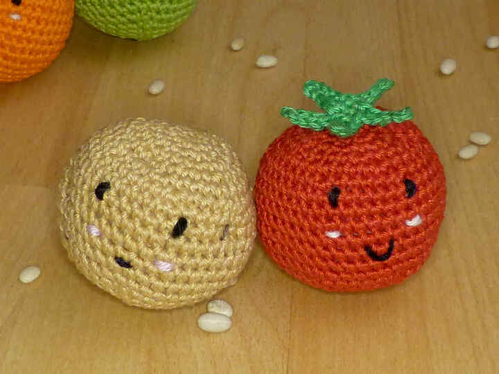 Crochet pattern fruit juggling balls