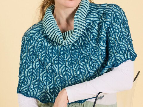 PONCHO HEDDA … IM RELIEF-PATENT GESTRICKT