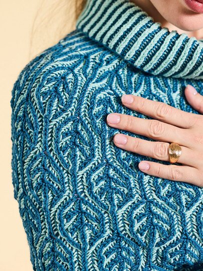 PONCHO HEDDA … IM RELIEF-PATENT GESTRICKT