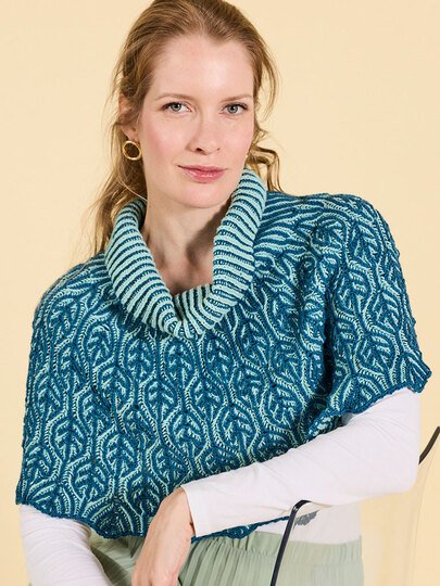 PONCHO HEDDA … IM RELIEF-PATENT GESTRICKT