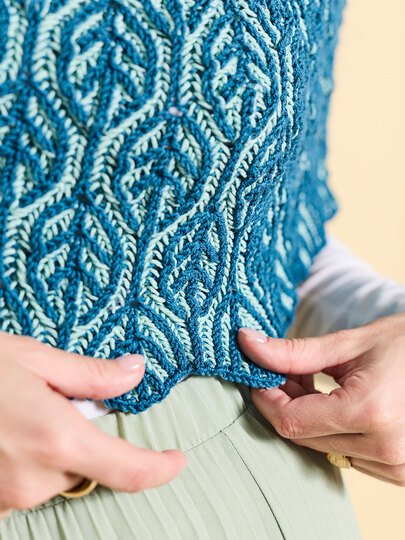 PONCHO HEDDA … IM RELIEF-PATENT GESTRICKT