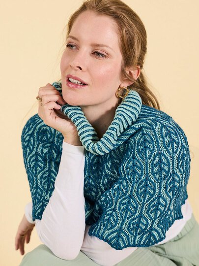 PONCHO HEDDA … IM RELIEF-PATENT GESTRICKT