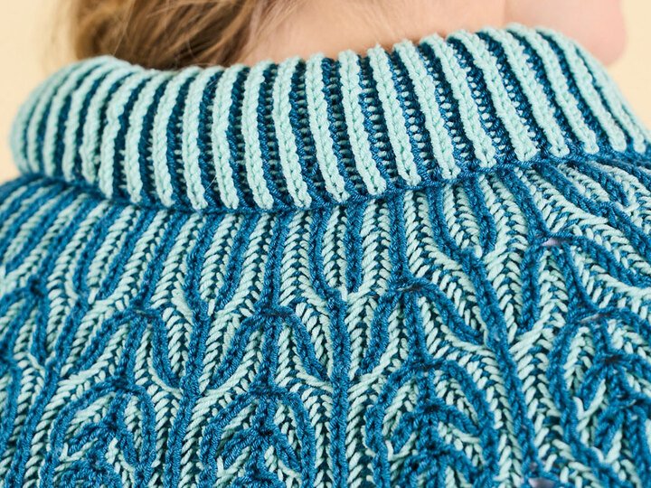 PONCHO HEDDA … IM RELIEF-PATENT GESTRICKT