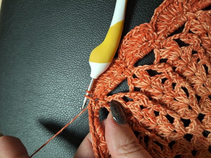 Samtglut – Velvet Ember Eine beidseitig verwendbare Mandala-Tischdecke