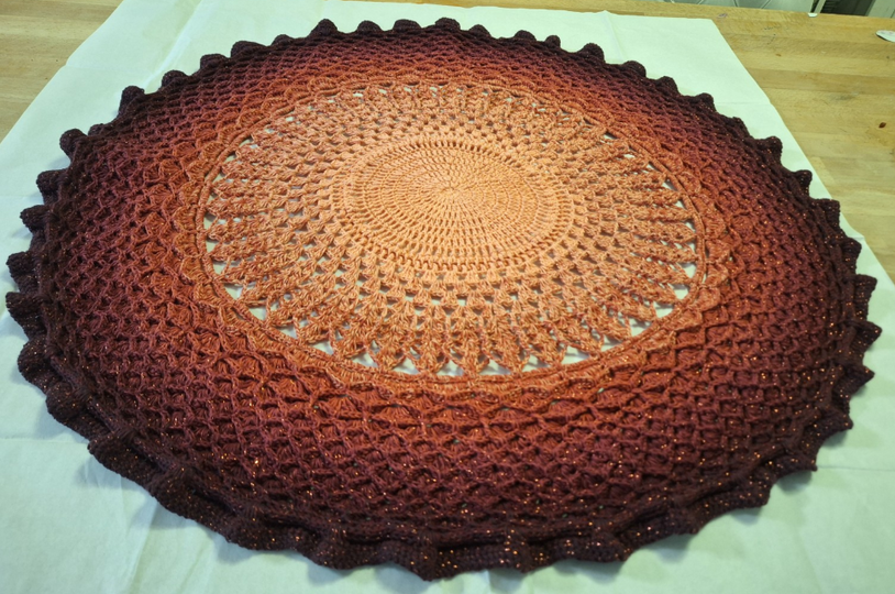 Samtglut – Velvet Ember Eine beidseitig verwendbare Mandala-Tischdecke