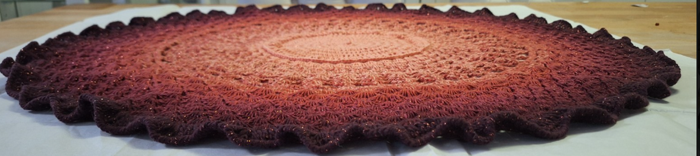 Samtglut – Velvet Ember Eine beidseitig verwendbare Mandala-Tischdecke