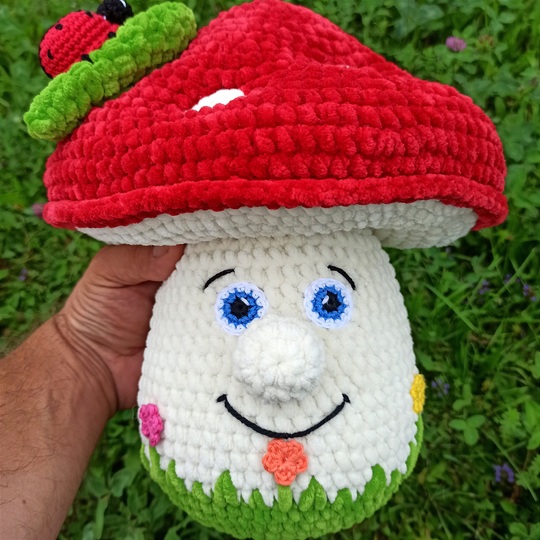 Fly Agaric Mushroom Amigurumi - crochet pattern