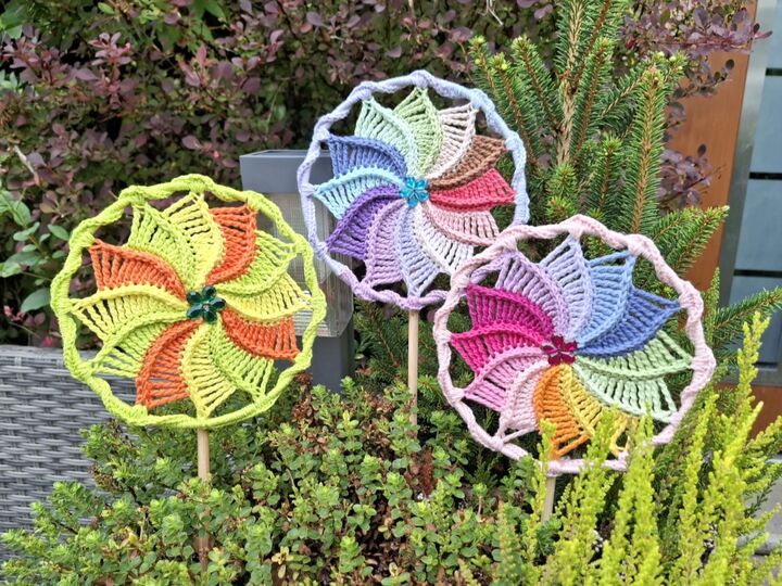 Häkelanleitung buntes Windrad, kleines Mandala, Blumenstecker