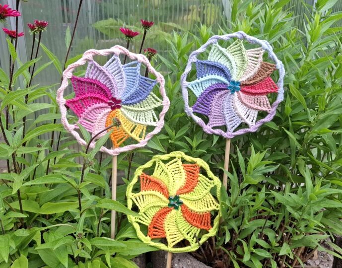 Häkelanleitung buntes Windrad, kleines Mandala, Blumenstecker