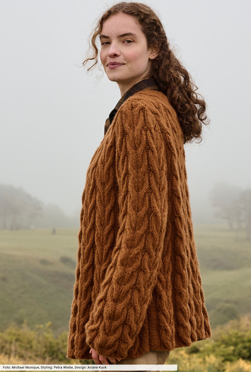 Verschlusslose Zopfmusterjacke