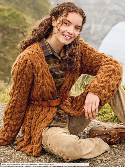 Verschlusslose Zopfmusterjacke