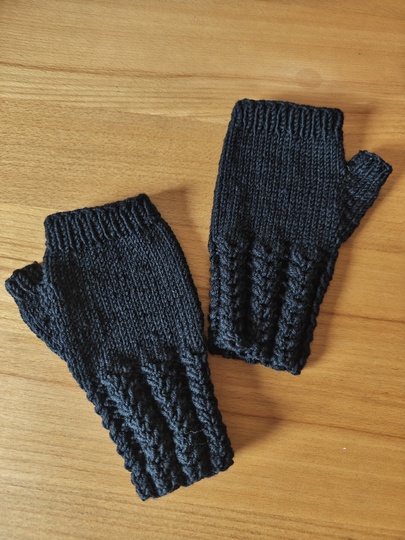 Fingerfrei - Anleitung für gestrickte fingerlose Stulpen mit Daumen