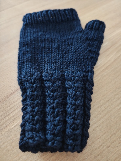 Fingerfrei - Anleitung für gestrickte fingerlose Stulpen mit Daumen