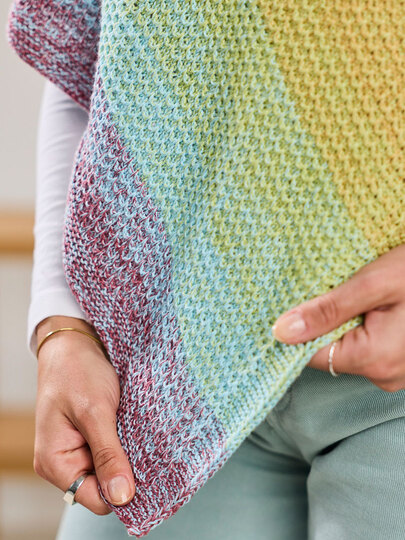 PONCHO HANKA … IM STRUKTURMUSTER GESTRICKT