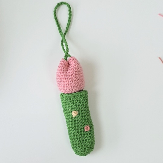 Häkelanleitung: Tulpen-Lippenbalsam-Halter / Taschenanhänger (PDF)