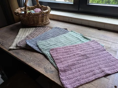 Kostenlose Häkelanleitung: Platzset im Landhausstil für deinen Esstisch