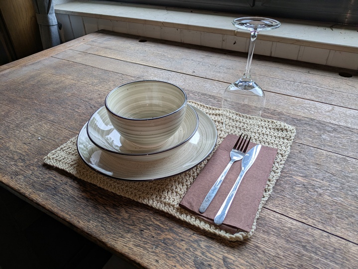 Kostenlose Häkelanleitung: Platzset im Landhausstil für deinen Esstisch