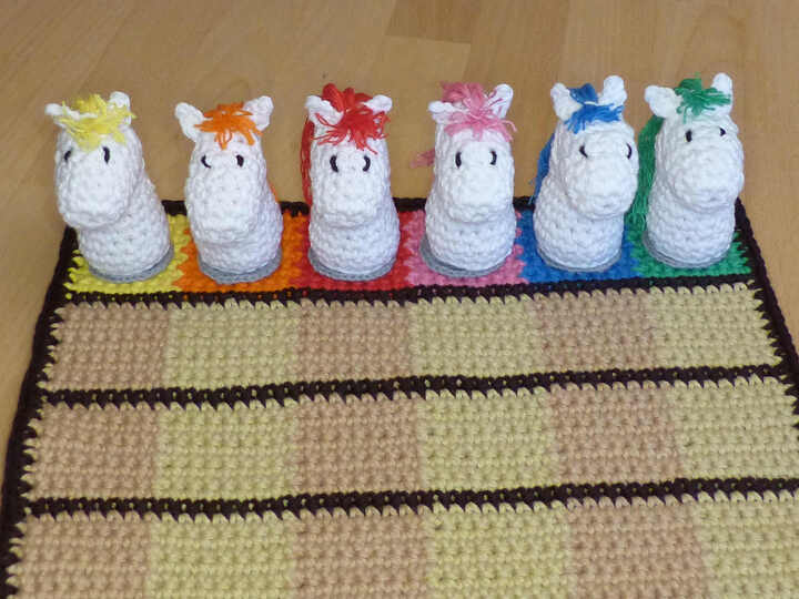 Häkelanleitung Pferderennen, ein lustiges Brettspiel + Extra Farbwürfel
