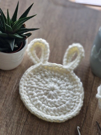 Häkelanleitung Bunny Coaster – Süßer Hasen-Untersetzer (PDF, Deutsch/Englis
