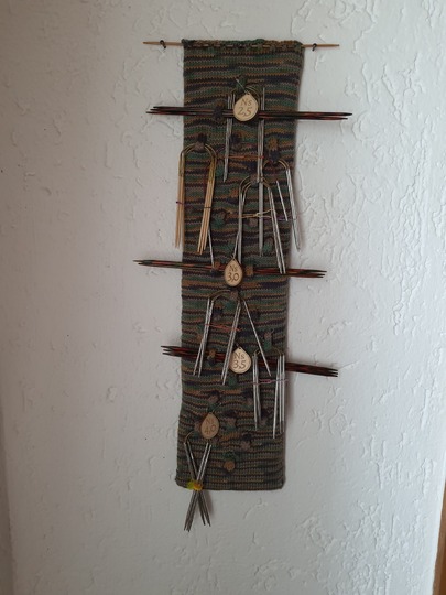 Gestrickter Stricknadelhalter als Wanddeko