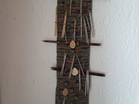 Gestrickter Stricknadelhalter als Wanddeko