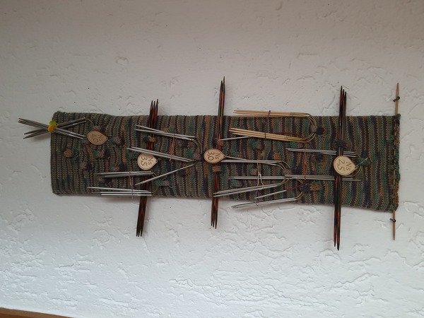 Gestrickter Stricknadelhalter als Wanddeko - Bild 3