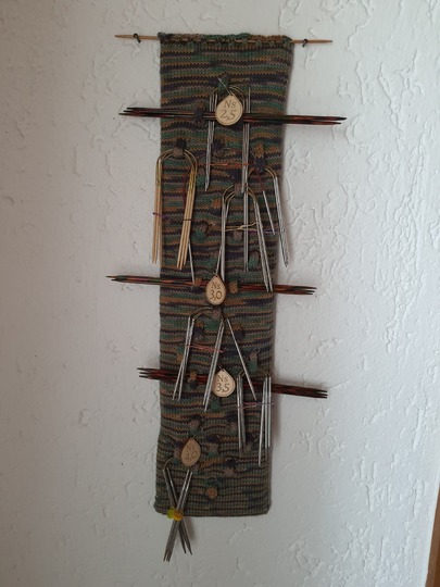 Gestrickter Stricknadelhalter als Wanddeko