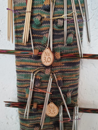 Gestrickter Stricknadelhalter als Wanddeko
