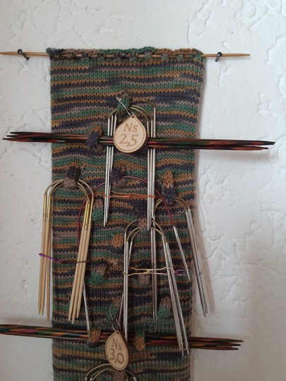 Gestrickter Stricknadelhalter als Wanddeko
