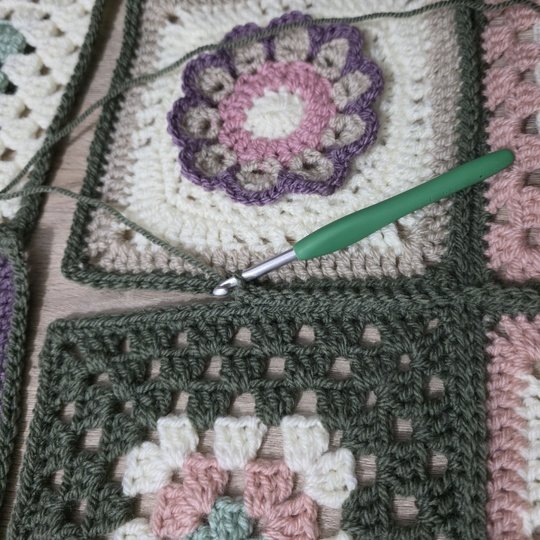 Granny's Glade Blanket Crochet Pattern (English)