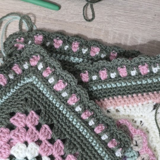 Granny's Glade Blanket Crochet Pattern (English)