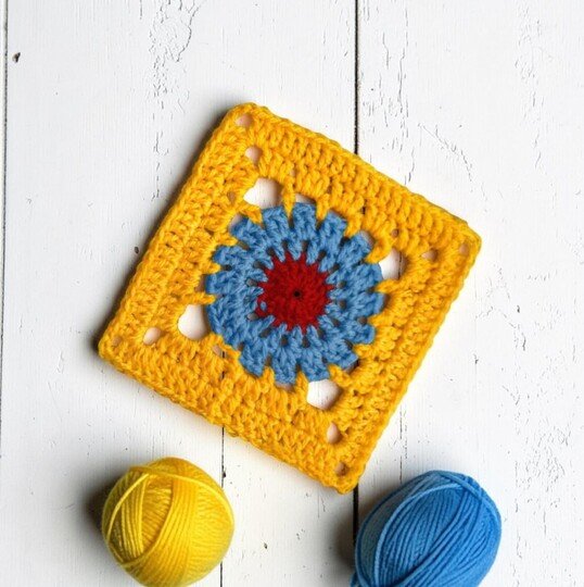 Bright Granny Square Crochet Pattern with Wildflower Motif