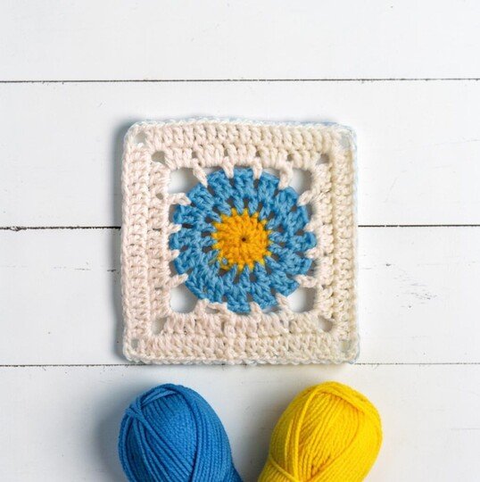 Bright Granny Square Crochet Pattern with Wildflower Motif