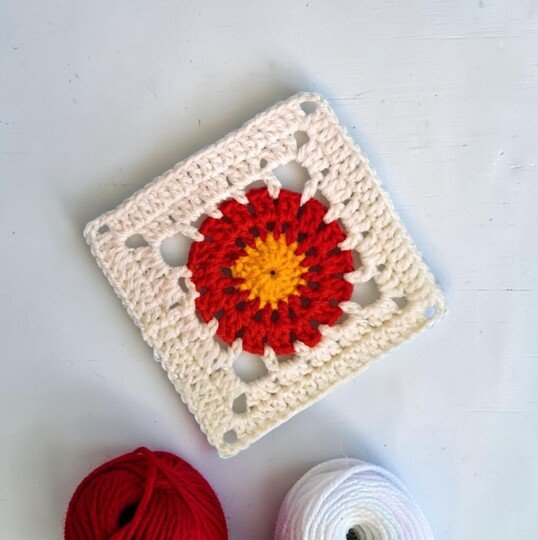 Bright Granny Square Crochet Pattern with Wildflower Motif