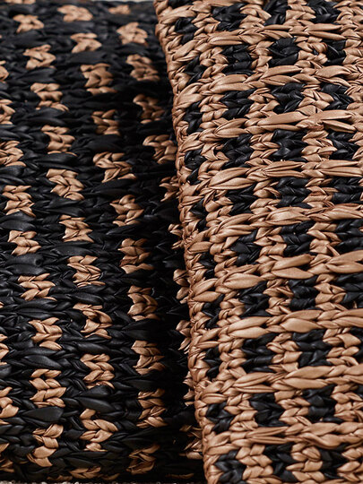 ZWEI KISSEN … IM LEDER-LOOK GESTRICKT
