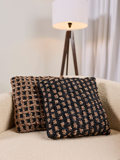 ZWEI KISSEN … IM LEDER-LOOK GESTRICKT