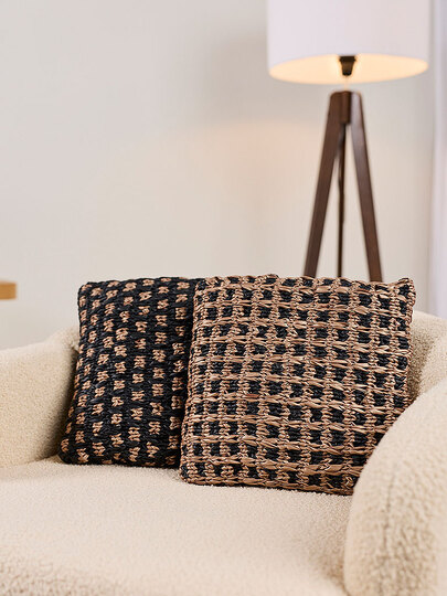 ZWEI KISSEN … IM LEDER-LOOK GESTRICKT