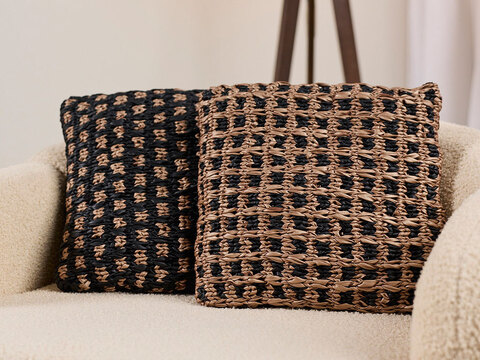 ZWEI KISSEN … IM LEDER-LOOK GESTRICKT