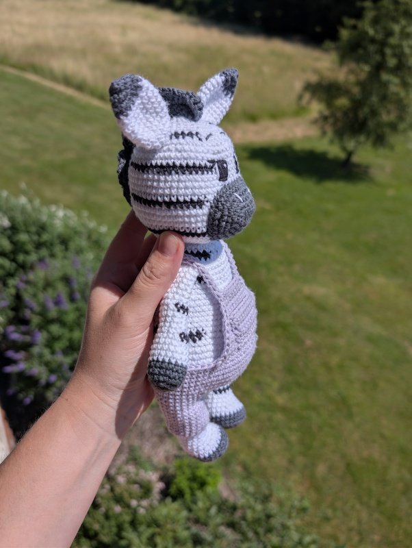 Häkelanleitung: Niedliches Zebra Zuri mit Latzhose und Kleeblatt