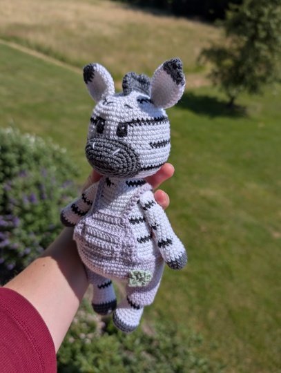 Häkelanleitung: Niedliches Zebra Zuri mit Latzhose und Kleeblatt