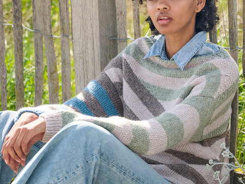Pulli mit diagonalen Streifen