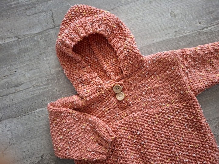 Strickanleitung Baby-Kapuzenpulli „Kuschelglück“ – Größe 80