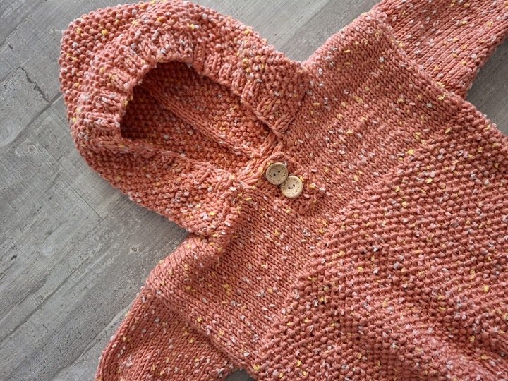 Strickanleitung Baby-Kapuzenpulli „Kuschelglück“ – Größe 80