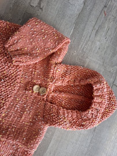 Strickanleitung Baby-Kapuzenpulli „Kuschelglück“ – Größe 80