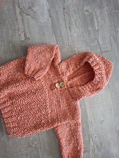 Strickanleitung Baby-Kapuzenpulli „Kuschelglück“ – Größe 80