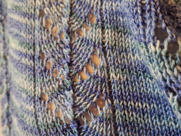 Emilia - Strickanleitung für ein asymmetrisches Tuch