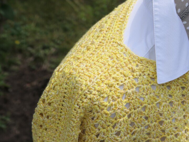 Aurea - Luftiger Bobbel - Häkelpullover mit Volantärmeln