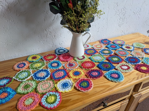 Häkelanleitung für einen sommerlichen Tischläufer aus Blumen